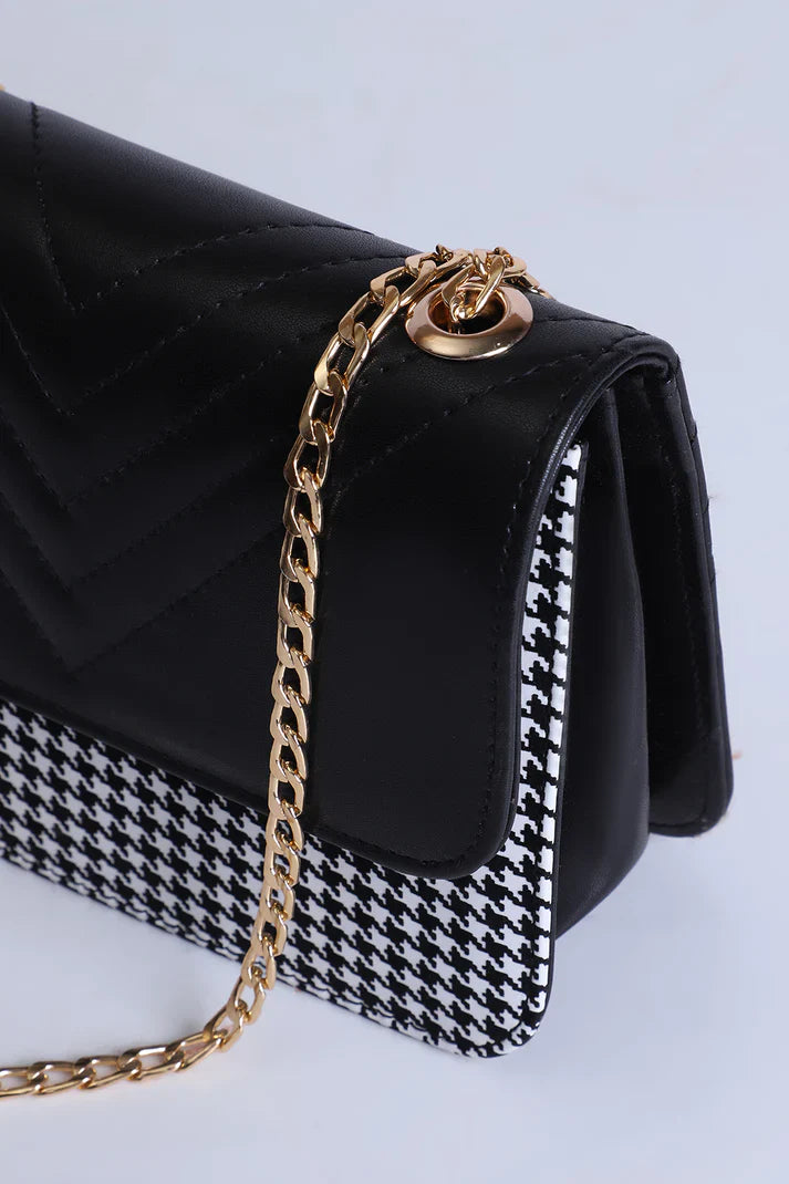 The V-Quilt Shoulder bag - Black